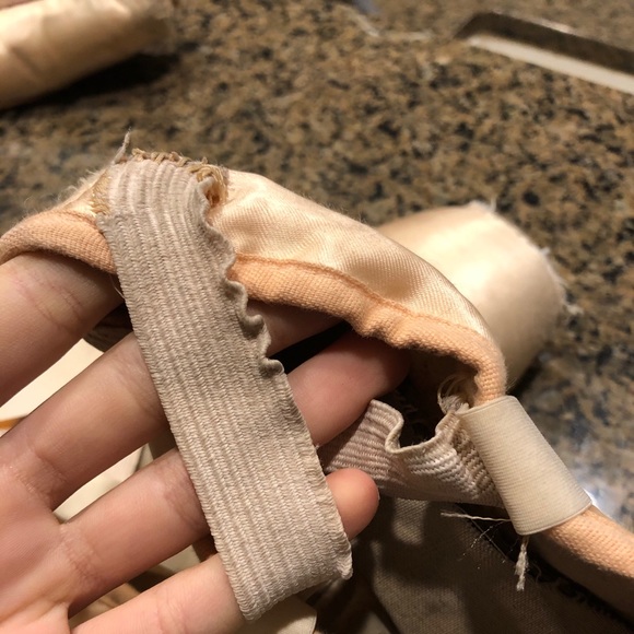 Old used pointe shoes - Picture 4 of 14